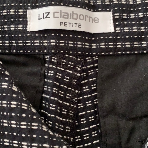 LIZ CLAIBORNE Women's Size 10 Petite Black & White Stitched Patterned Sh… - Picture 3 of 8